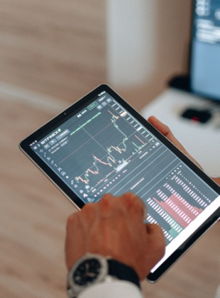AI and Investing: Trust, Usage and Emerging Behaviours