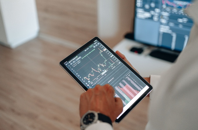 AI and Investing: Trust, Usage and Emerging Behaviours
